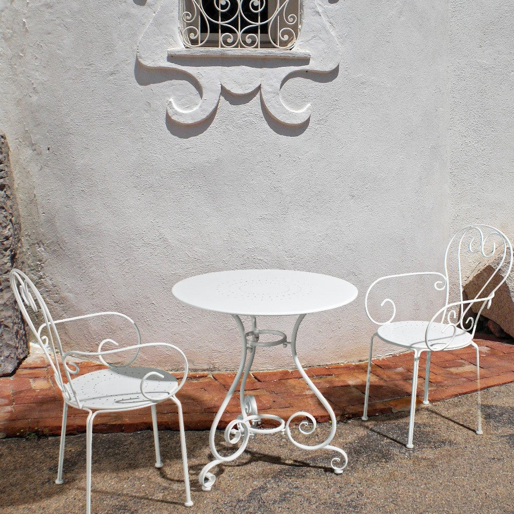 Eleganter weißer Außentisch, Durchmesser 70 cm