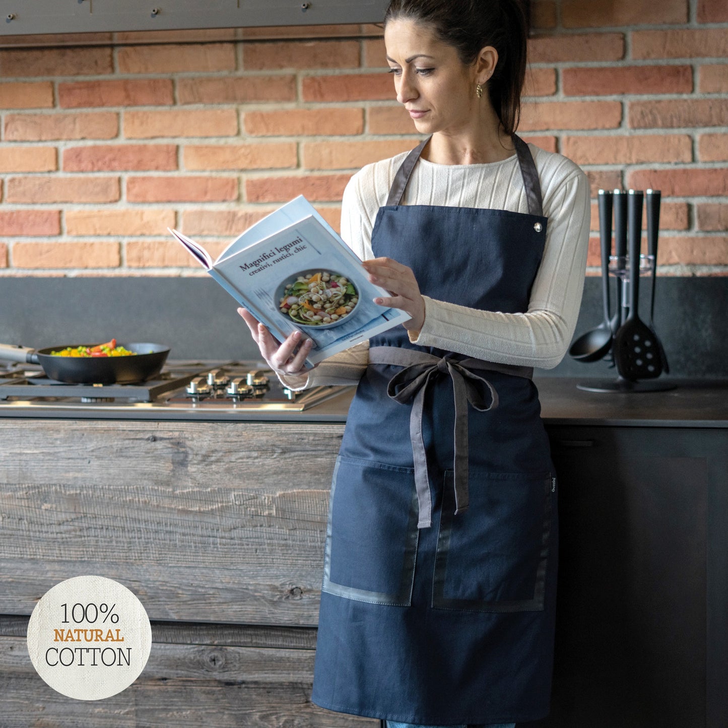 Guzzini Lätzchen-Küchenschürze im taubengrauen Naturstil