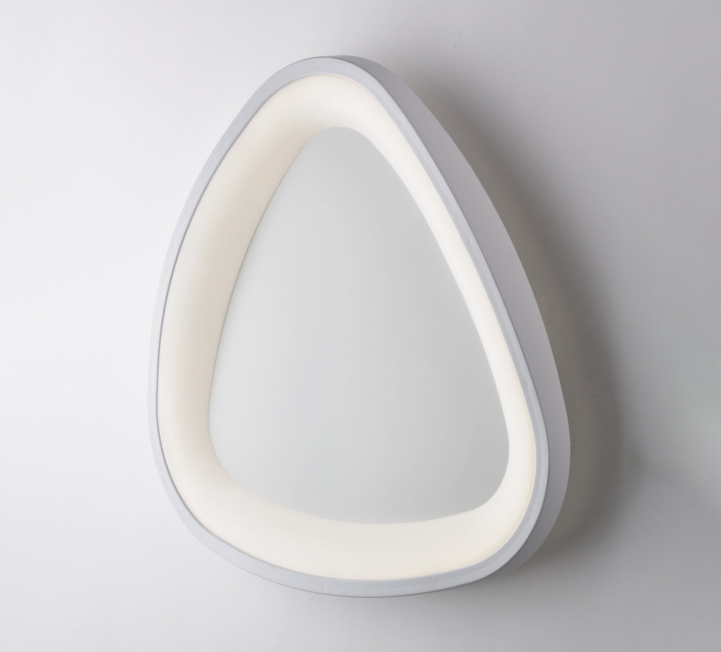 Plafoniera triangolare in metallo e alluminio laccato bianco con led integrato H.7 - Ø 50