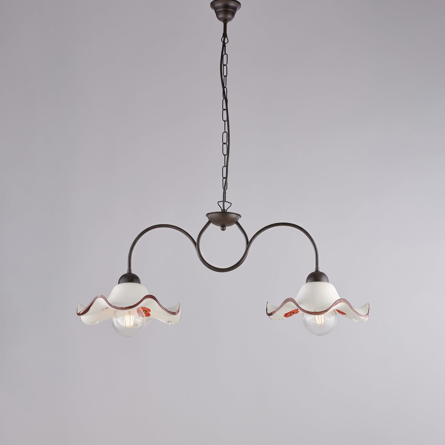 Lampadario in ferro laccato nero e decorazione ruggine con diffusori in ceramica diametro 30 bianco e marrone 2 luci H.34 - MAX 94 - L. 81 X 30