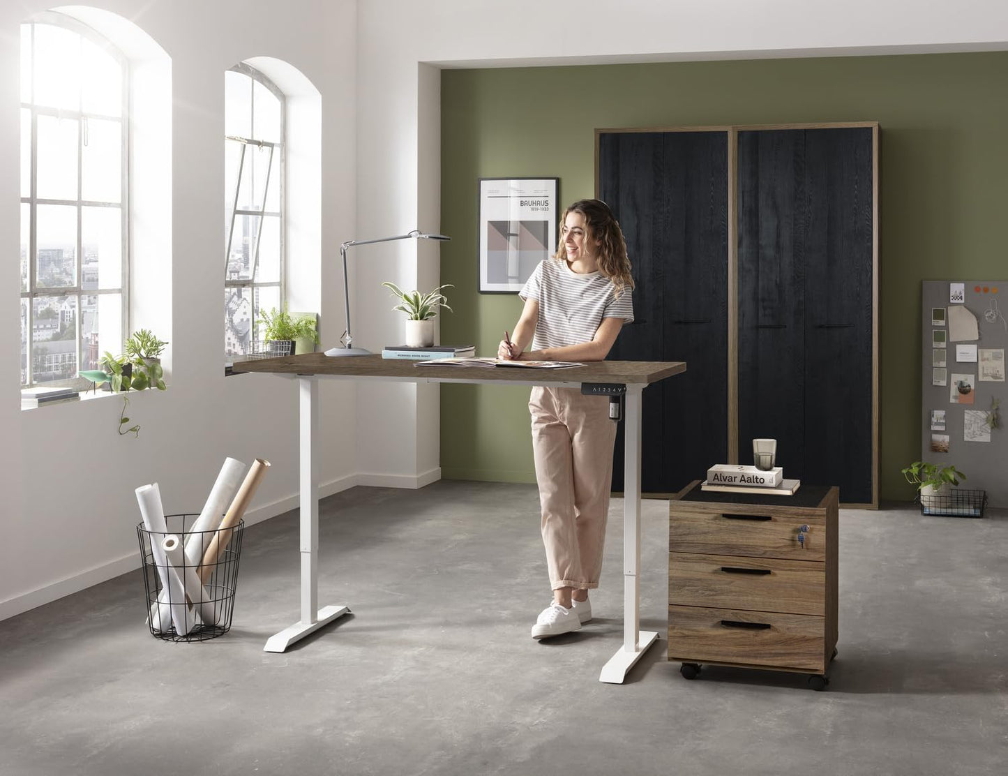 Höhenverstellbarer Schreibtisch mit Motor und Display - 150x69 cm