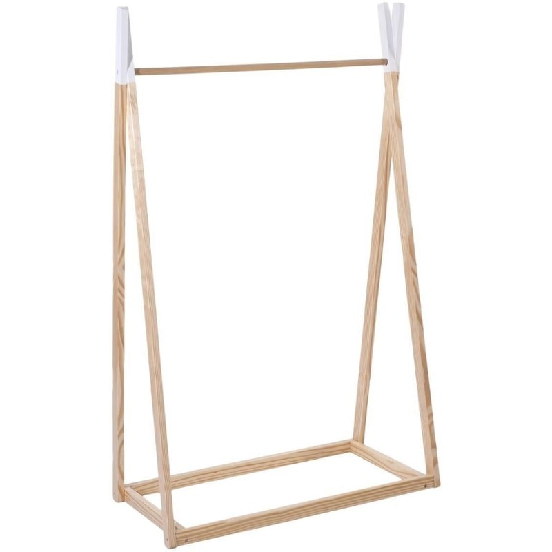 Perchero en forma de tipis de madera.