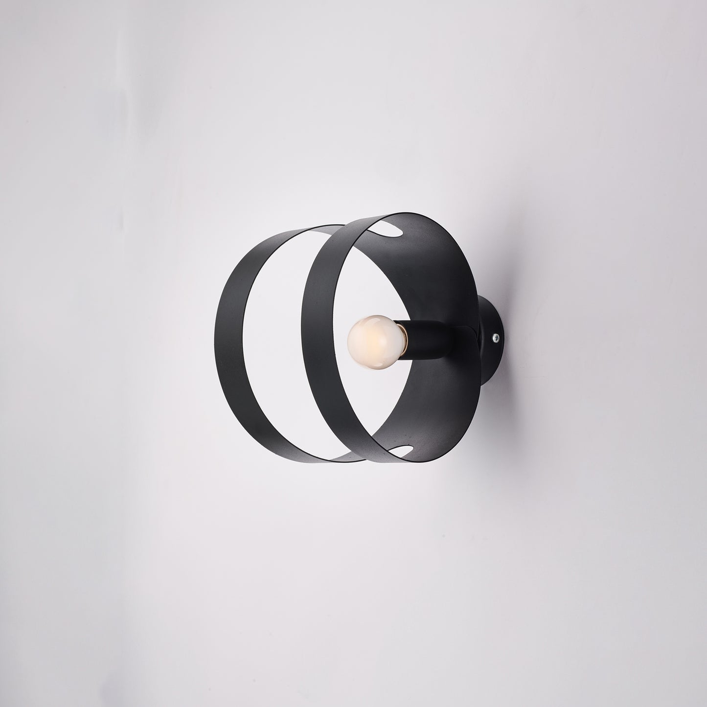 Applique in ferro laccato nero con fascia tagliata a laser 1 luce H.19 - L.14 - P.22